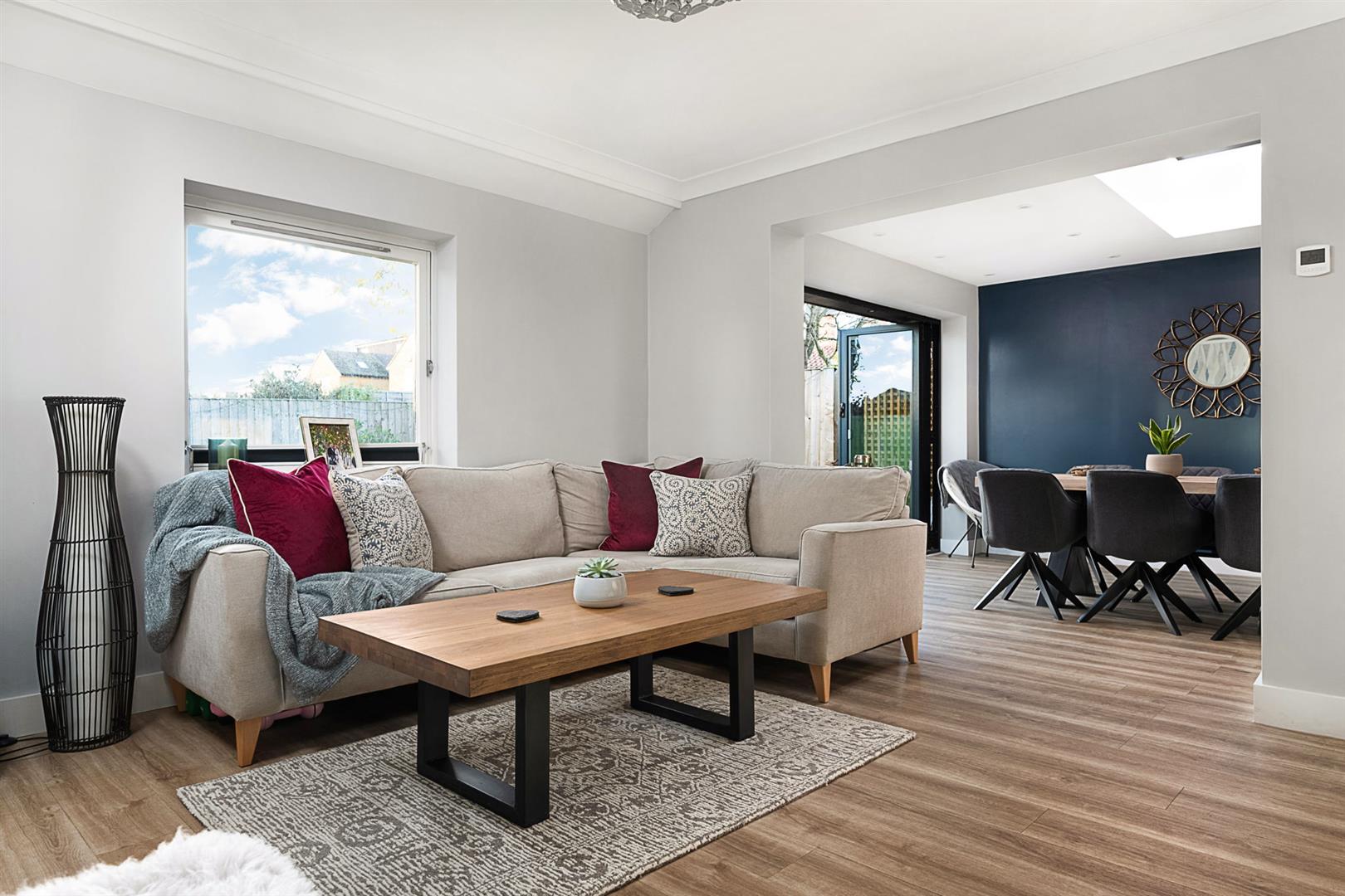 3 bed property in Oak Tree Road, Marlow